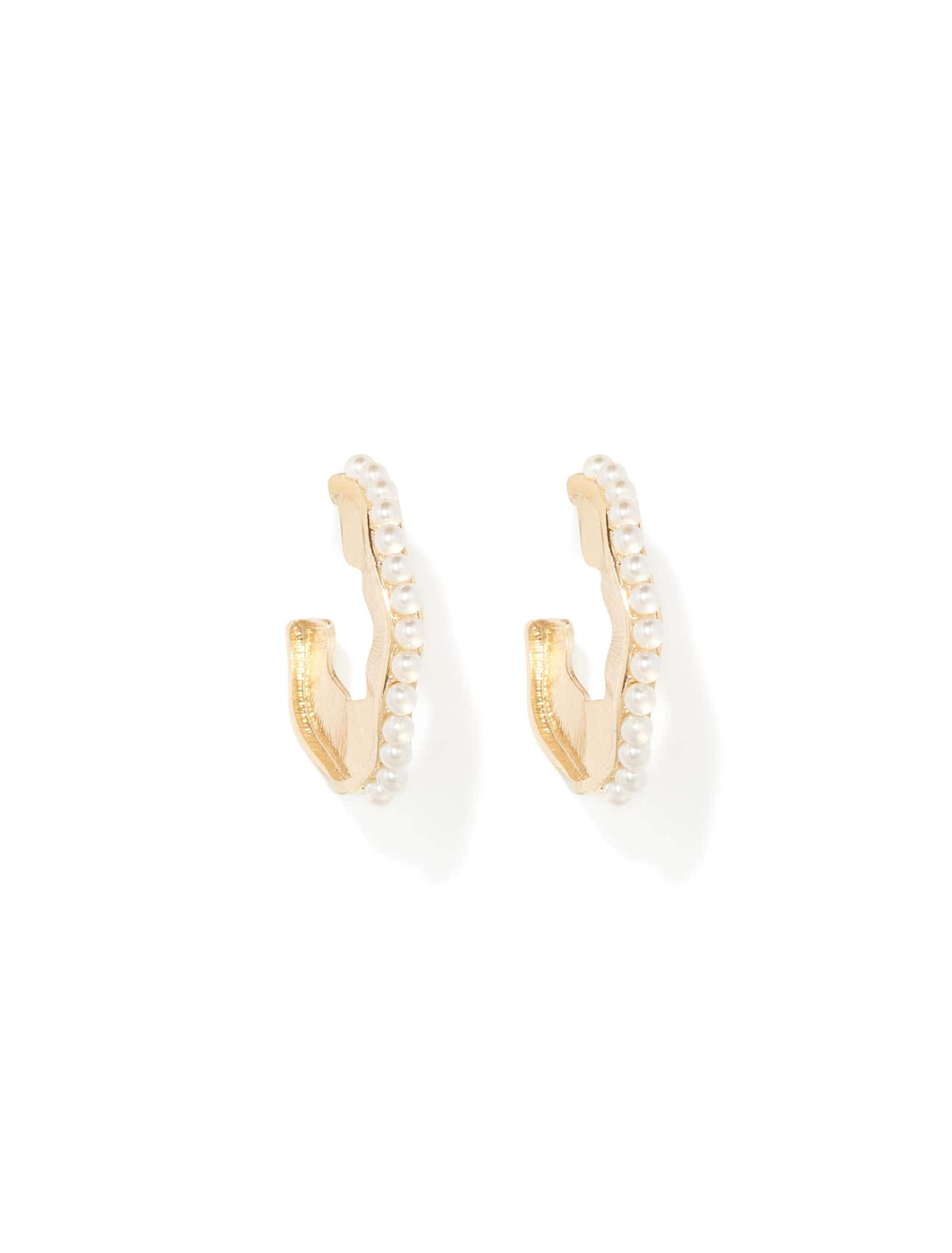 Signature Hailee Wavy Pearl Hoop Pearl & Gold_mannequin